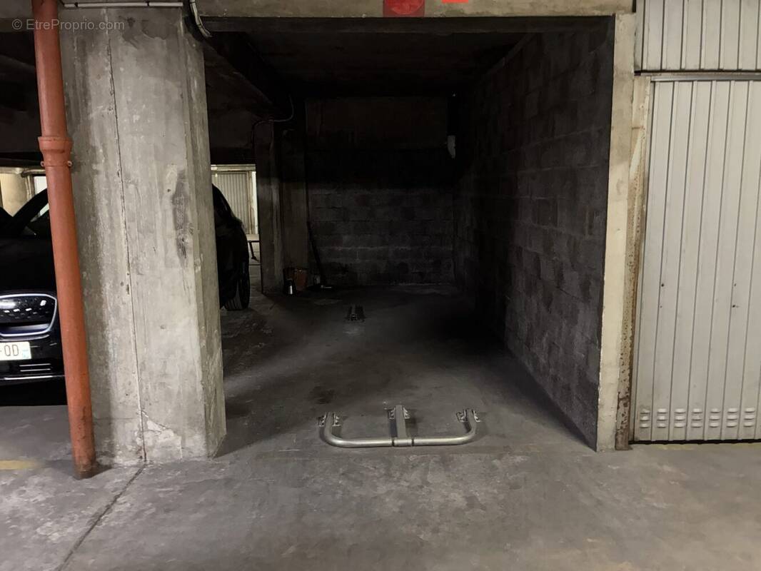 Parking à PARIS-11E