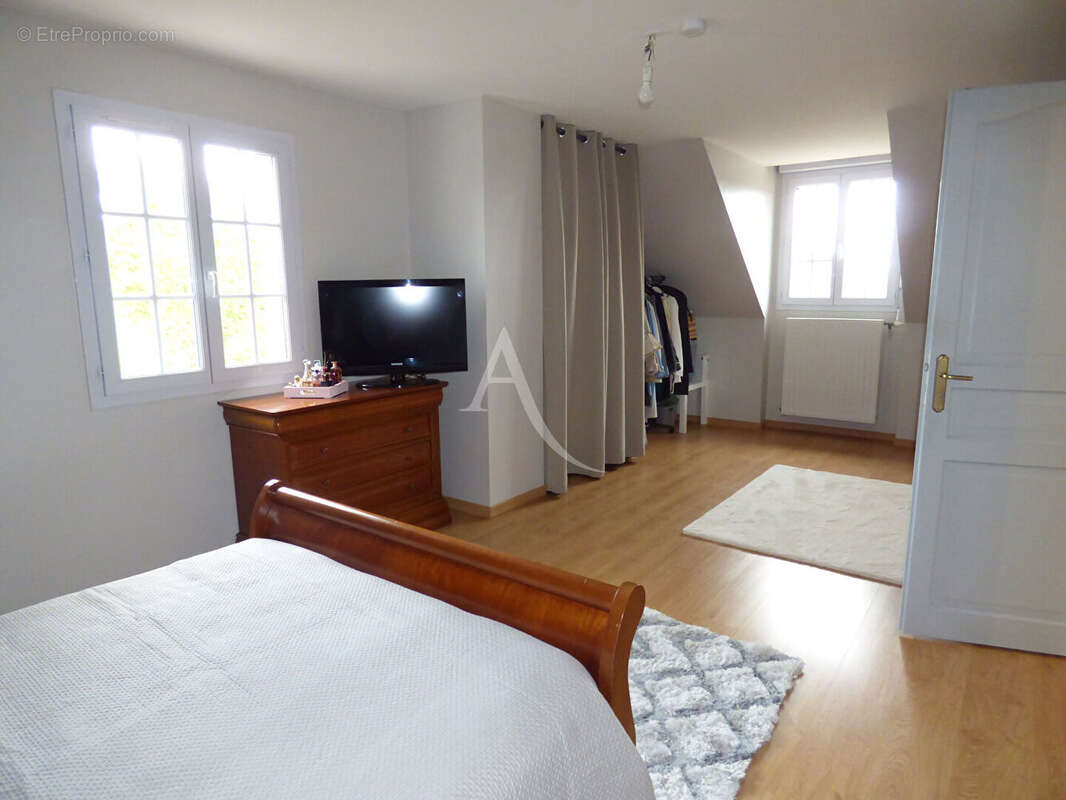 Maison à SAINT-DENIS-DE-L&#039;HOTEL