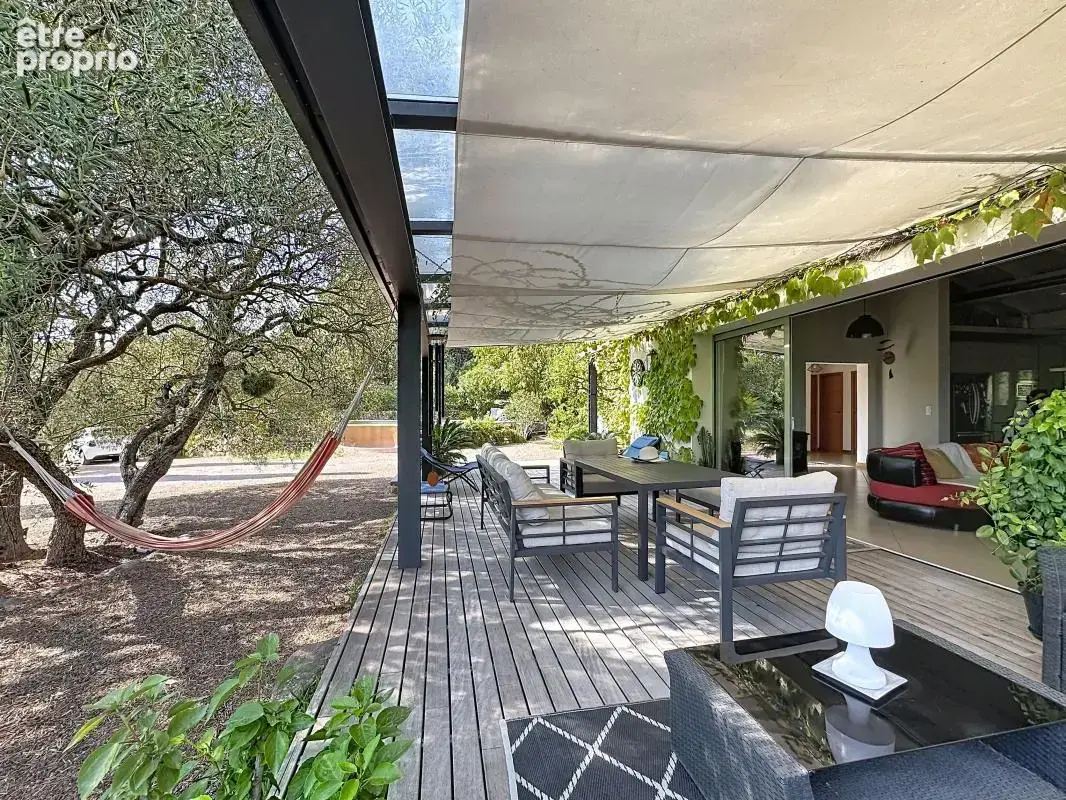 Grande maison familiale de charme avec piscine à débordement, terrasse en bois exotique et terrain arboré de 1 709 m² — Fréjus - photo 12