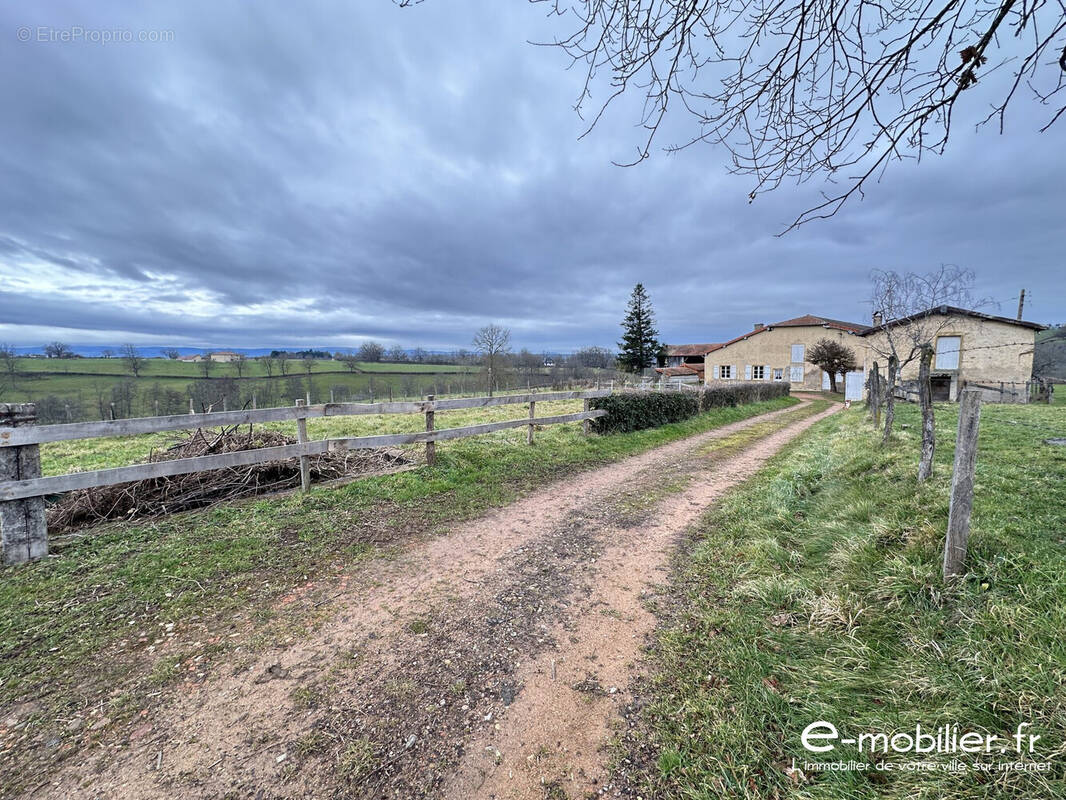 Maison à POUILLY-SOUS-CHARLIEU