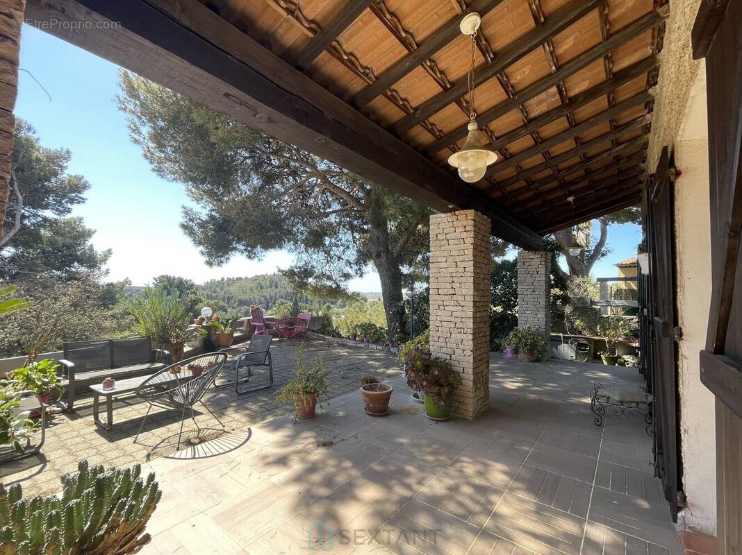 Maison à SAINT-MITRE-LES-REMPARTS