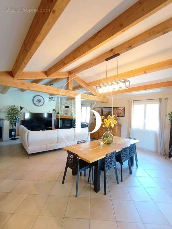 Maison à SAINT-JUST-ET-VACQUIERES