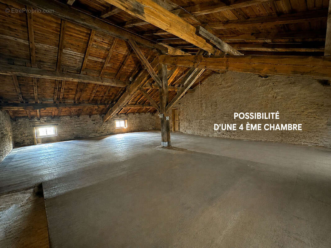 Ferme en pierre rénovée avec 3 chambres, possibilité 4ème chambre, terrain arboré et rénovation énergétique à 20 min de Roanne. - photo 11