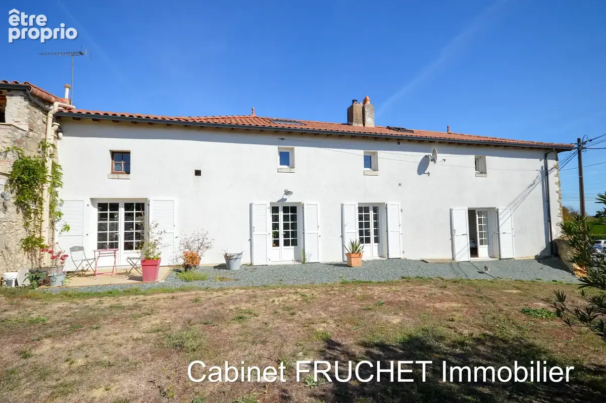 CHANTONNAY - Jolie maison ancienne avec gîte - photo 1
