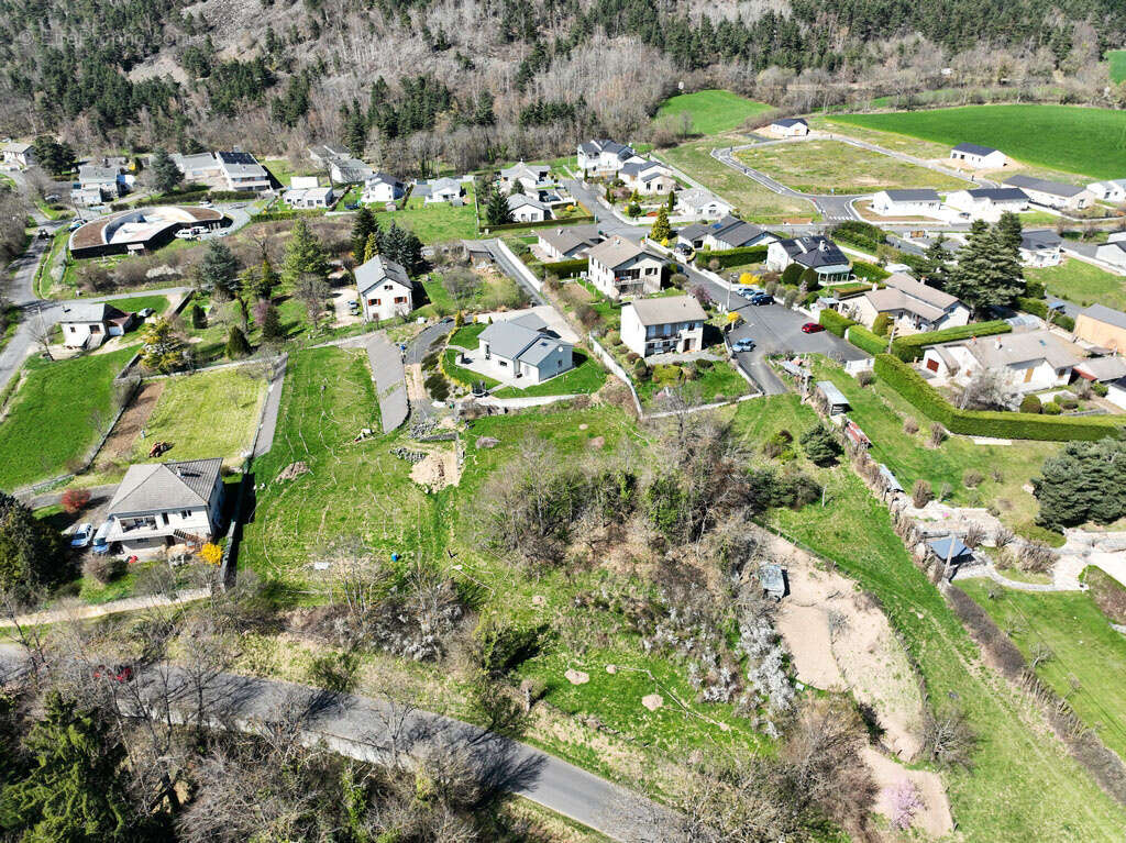 Terrain à SAINT-HOSTIEN