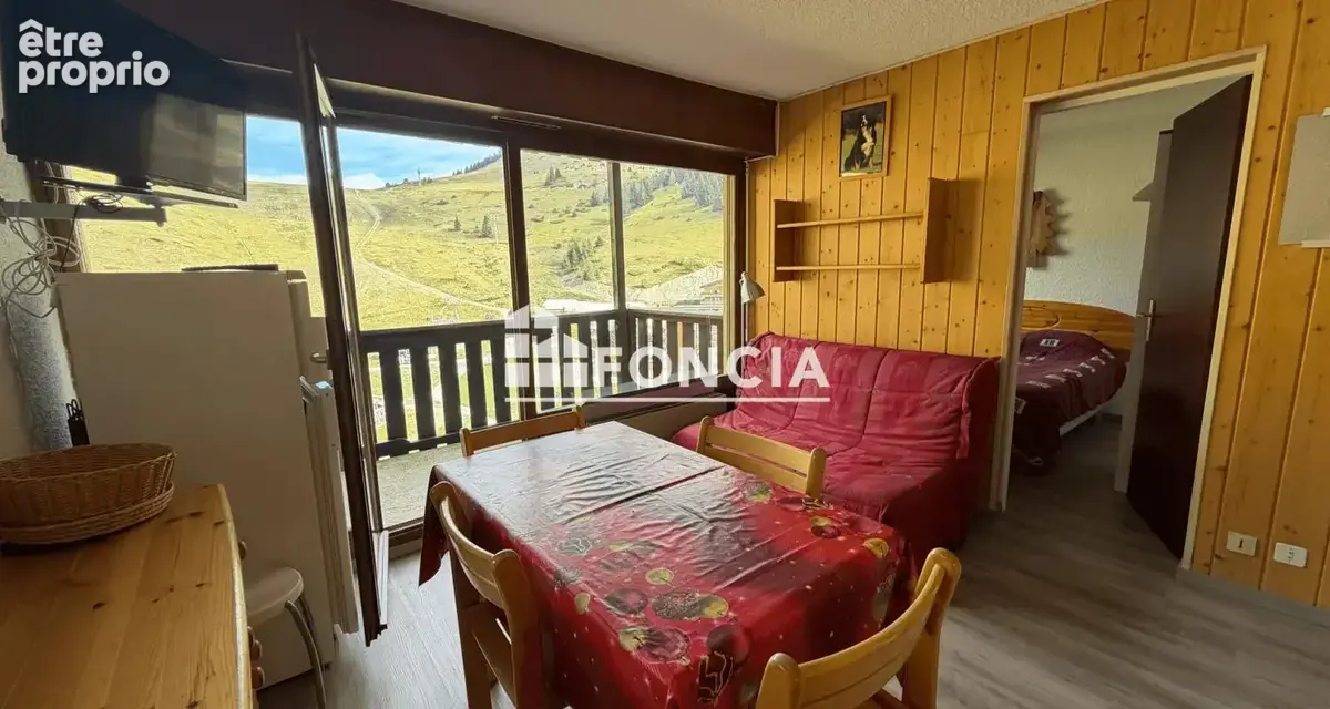Au pied des pistes, Les Martagons, T2 de 27,68 m2 vendu meublé, composé de : Entrée avec coin montagne, salle de bains, wc, séjo - photo 3