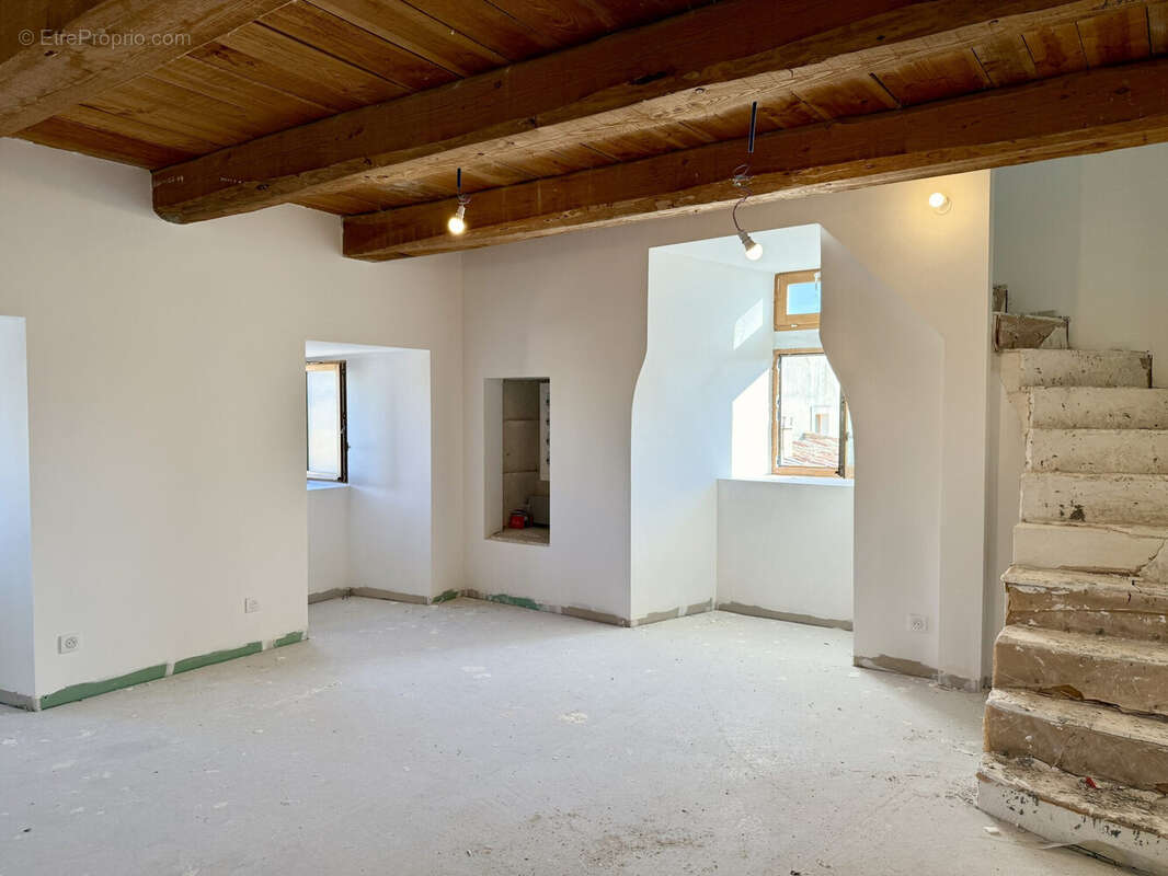 Dickjan POPPEMA vous propose une appartement T4 dans un ancien château - Appartement à SAINT-CHRISTOL