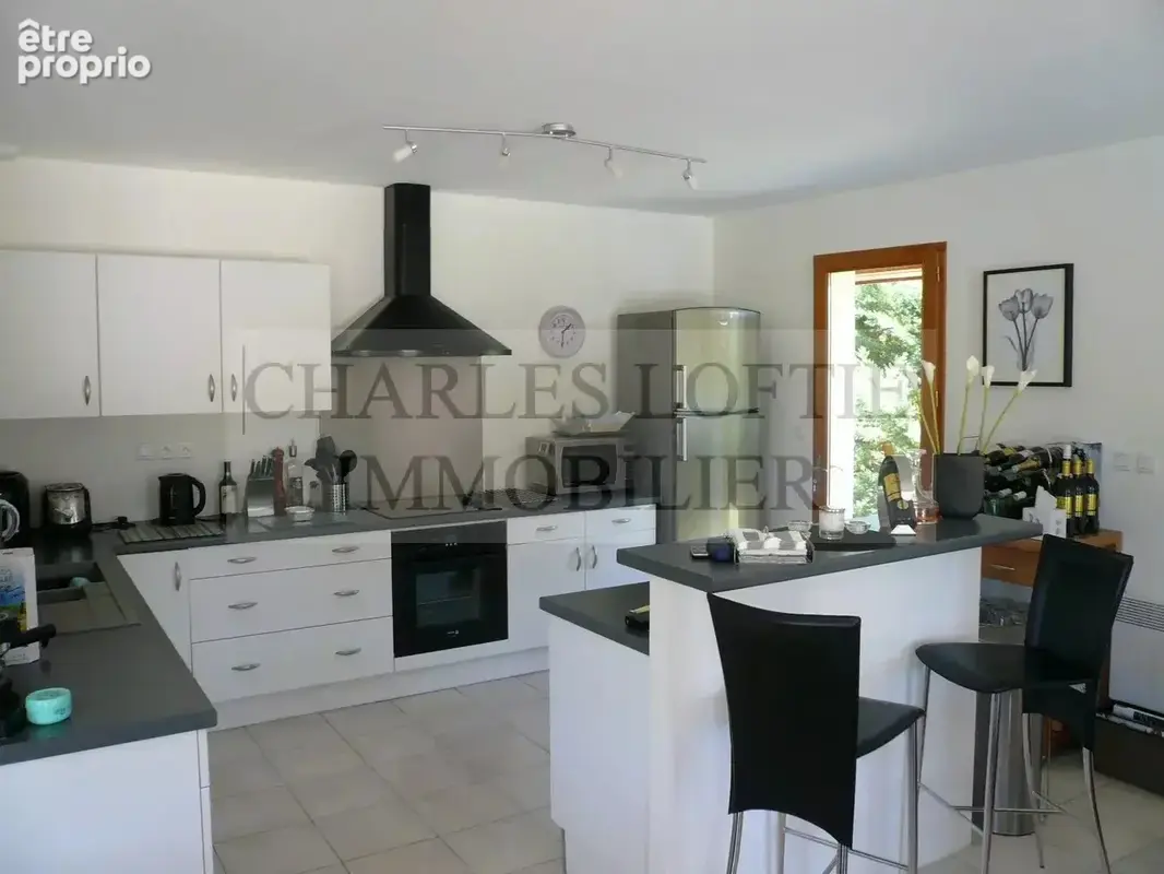 Maison de construction récente de plain-pied avec garage, piscine sur plus de 1500 m² de terrain - photo 7