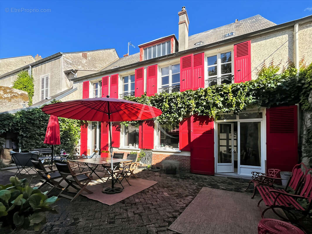 Maison de caractère avec dépendances dans le centre-ville - photo 17