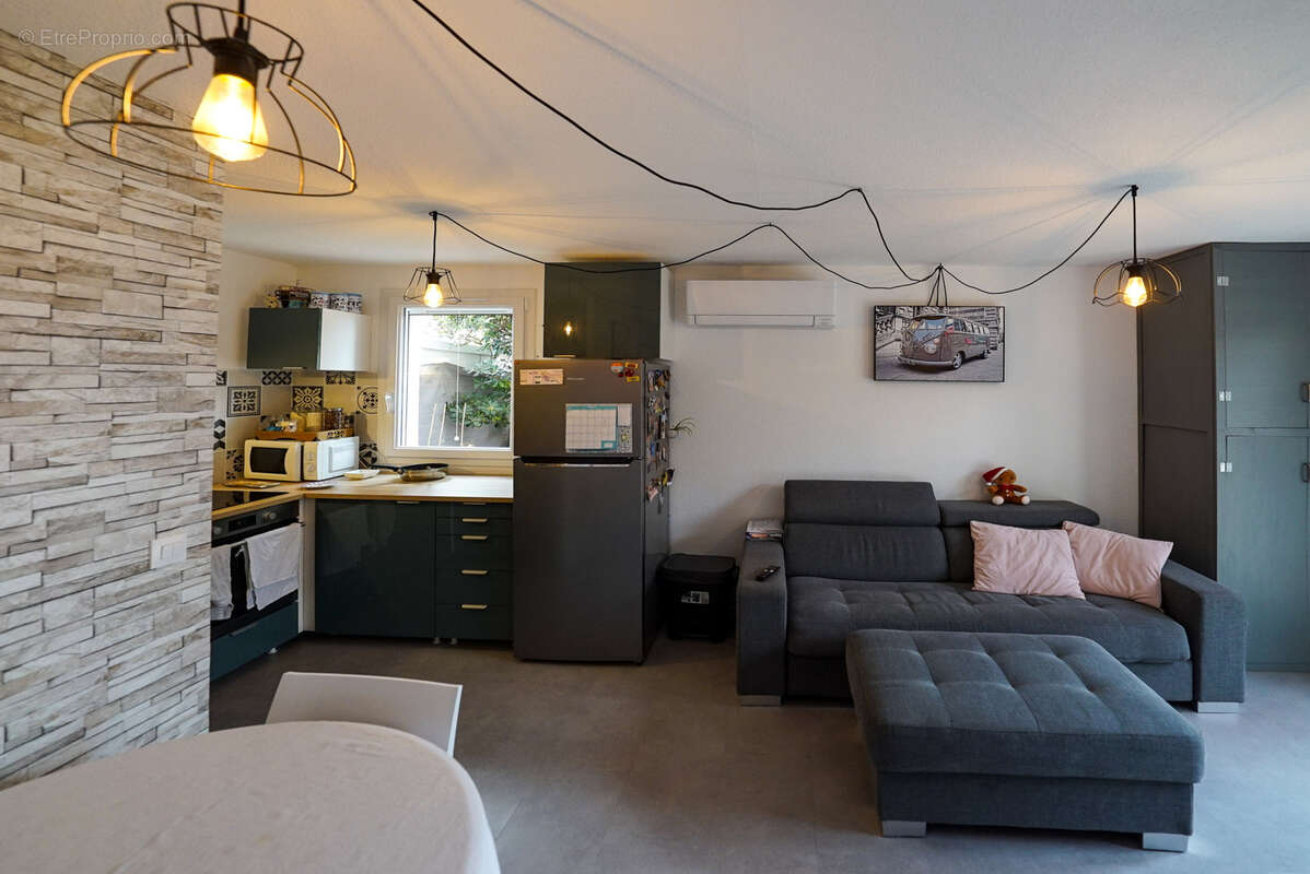 Maison à VIC-LA-GARDIOLE