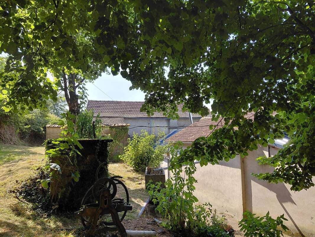 Corps de ferme en pierre à Saint-Christophe, sans voisins, avec grange, dépendances et terrain - photo 4