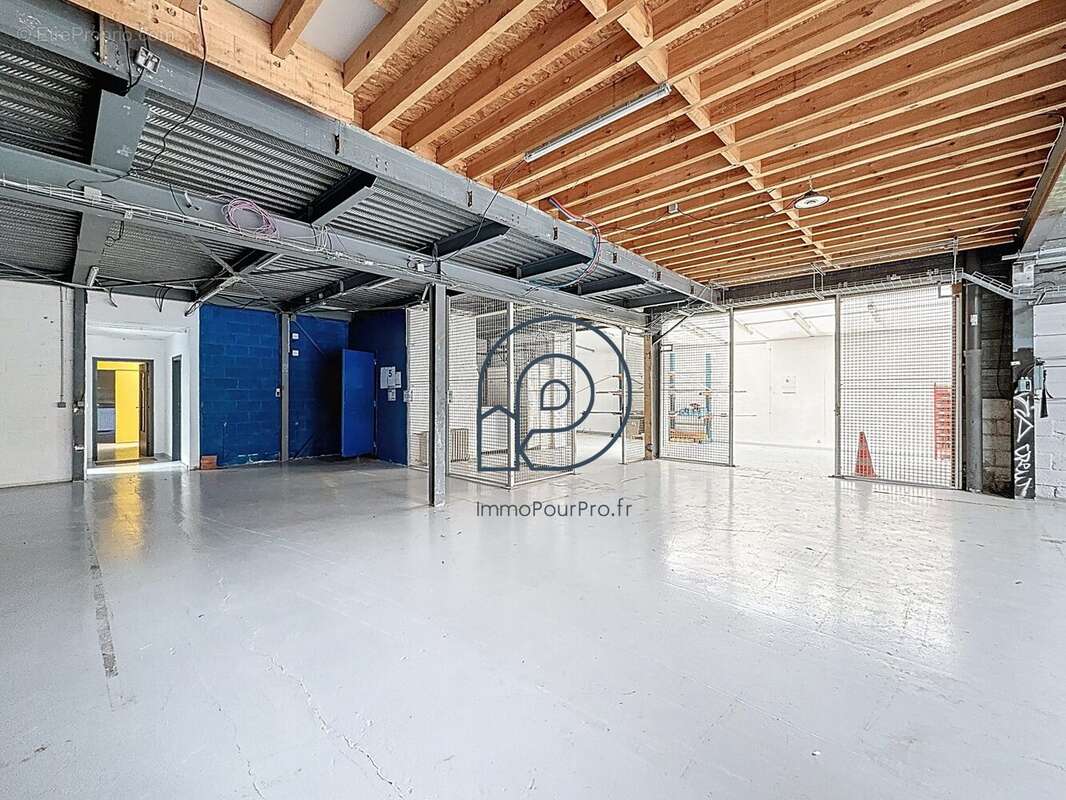 Commerce à NEUVILLE-EN-FERRAIN