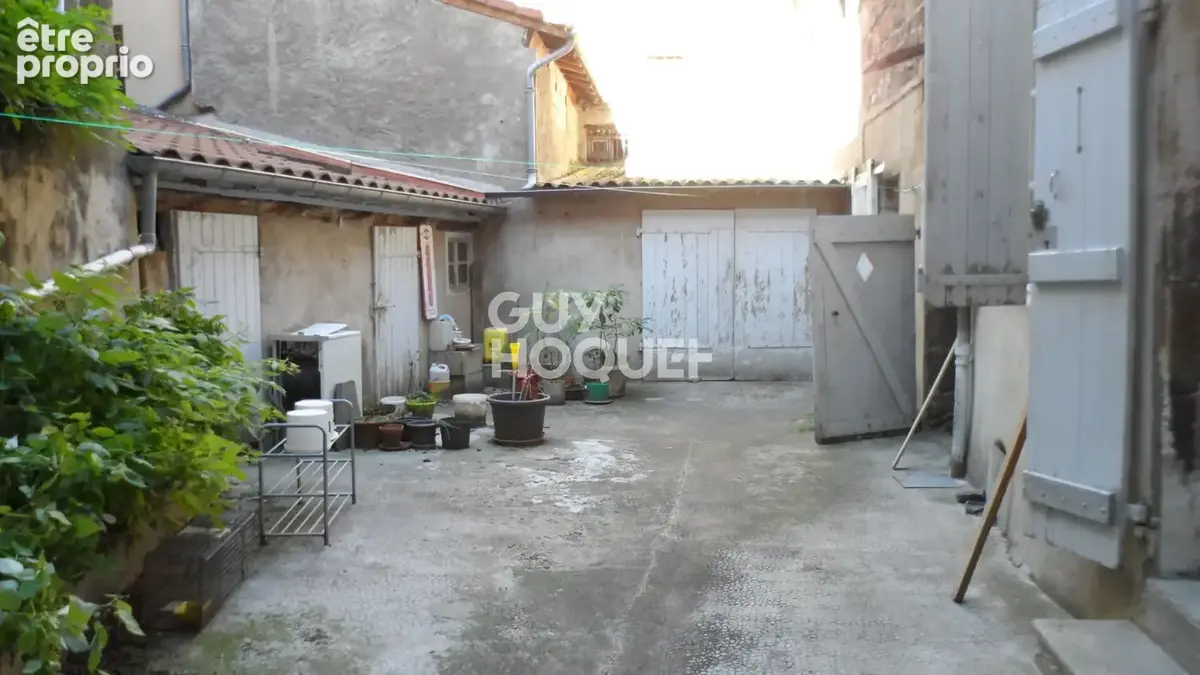 Maison de ville avec cour et dépendances - photo 9