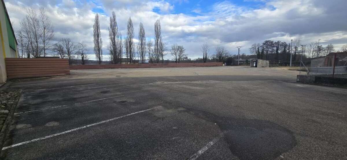 Photo 4 - Commerce à GENEUILLE