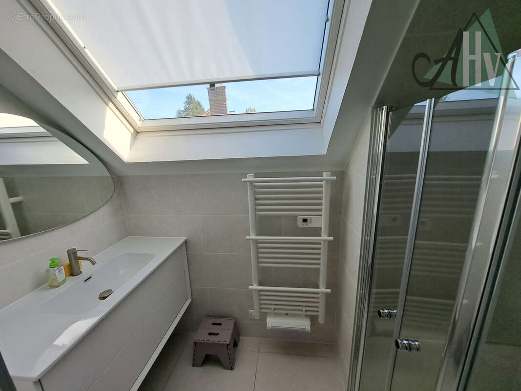 Proche VILLENEUVE L'ARCHEVEQUE - Longère rénovée de 160 m2 avec 4 chambres, dépendances et jardi - photo 13