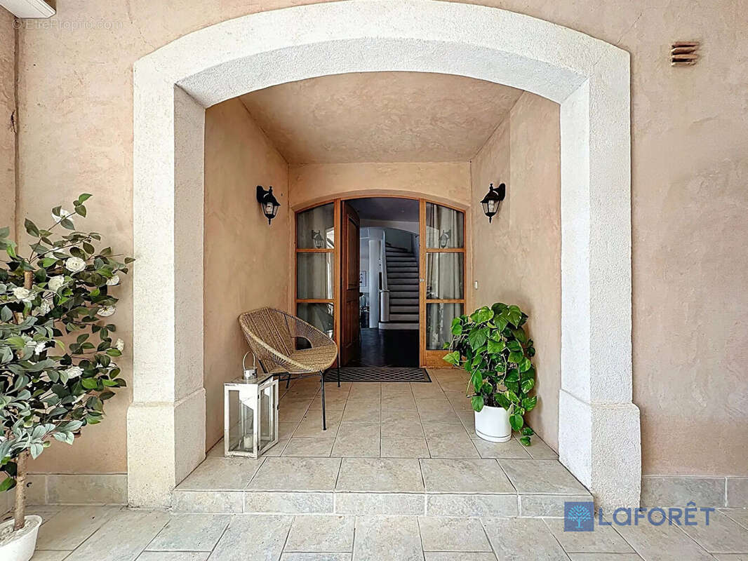 Appartement à CHATEAUNEUF-GRASSE