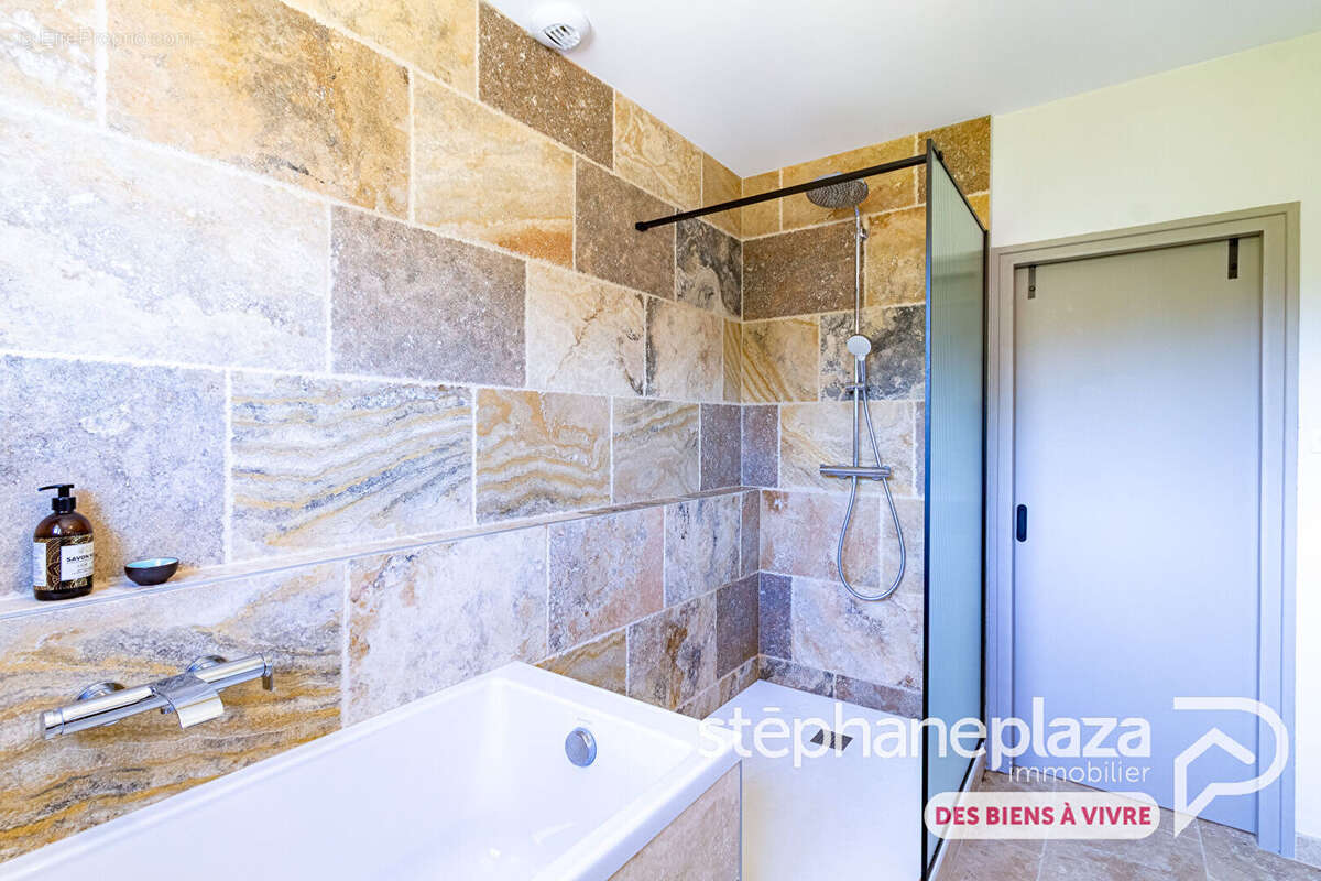 Propriété composée d'une maison entièrement rénovée de 133m² habitables sur 3164m² de terrain, avec piscine ! - photo 9