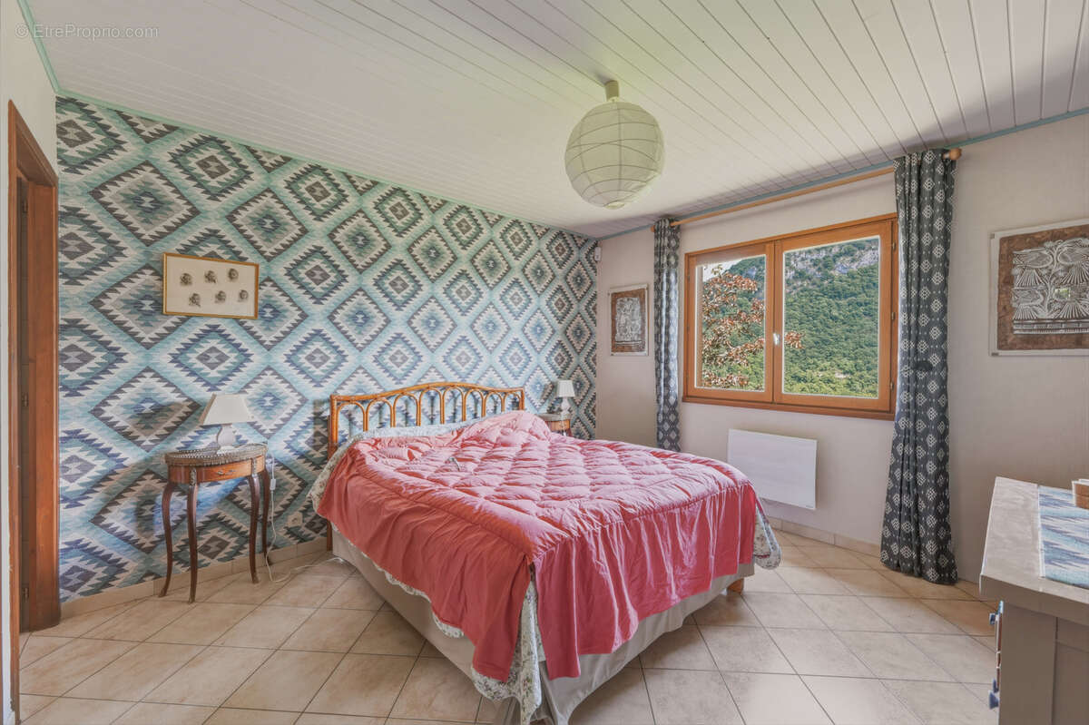 Maison à COLLONGES