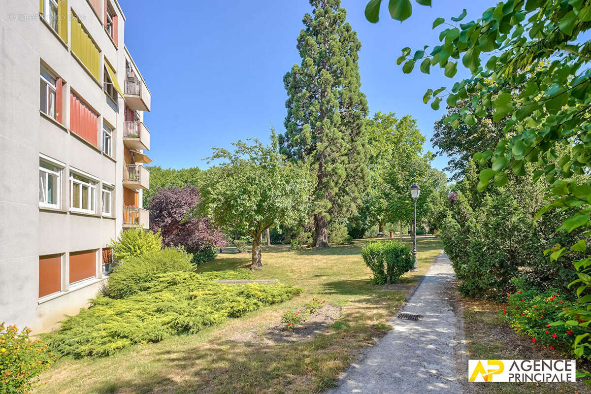 Appartement  4 pièce(s) - Chateau - seine hippodrome - photo 2