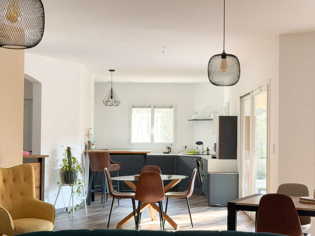 Maison à SAINT-MITRE-LES-REMPARTS