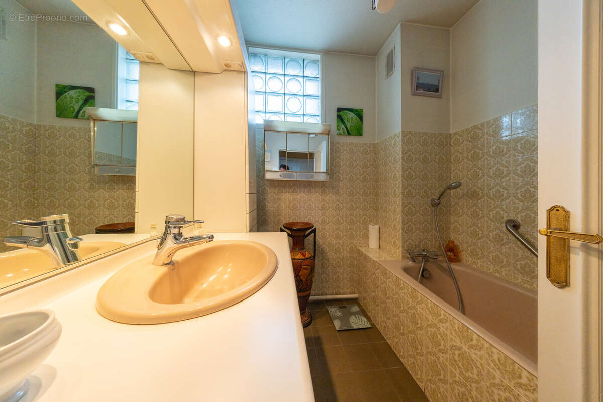 Appartement à SAINT-PRIEST-EN-JAREZ