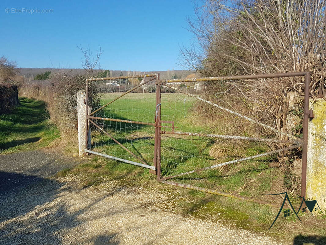Terrain à SAINT-AMAND-MONTROND