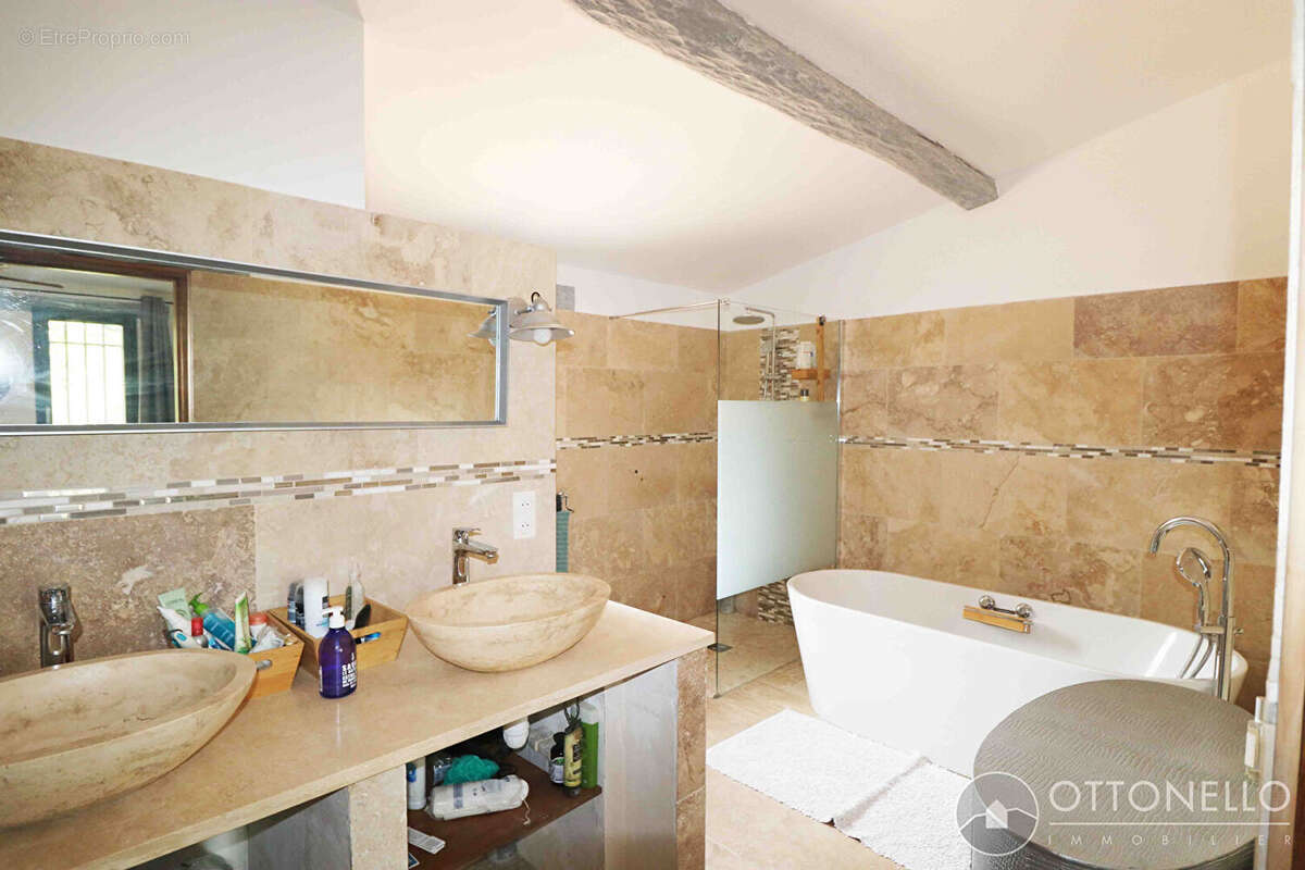 Maison à ROQUEBRUNE-SUR-ARGENS