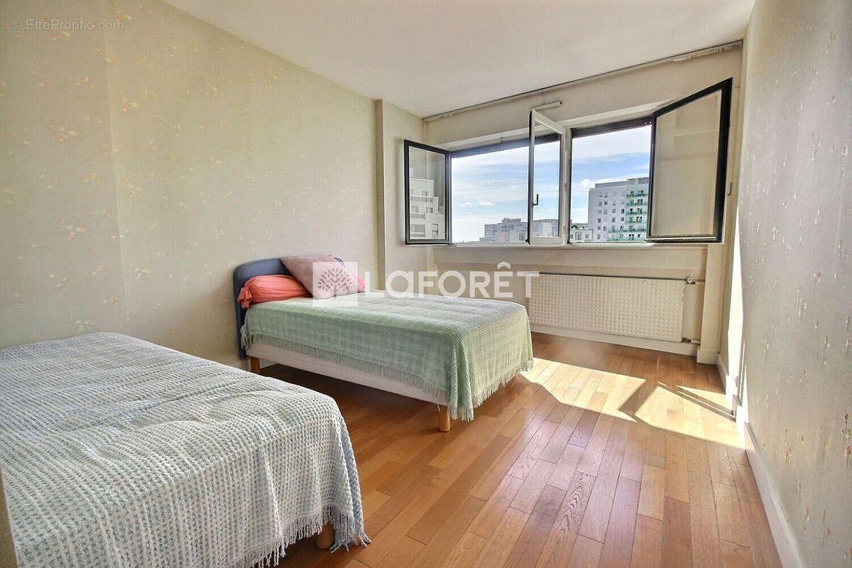 Appartement à COURBEVOIE