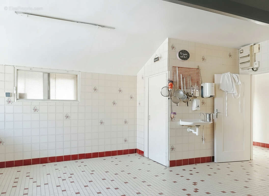Local commercial +appartement+ 2 places de parking privatives - photo 8