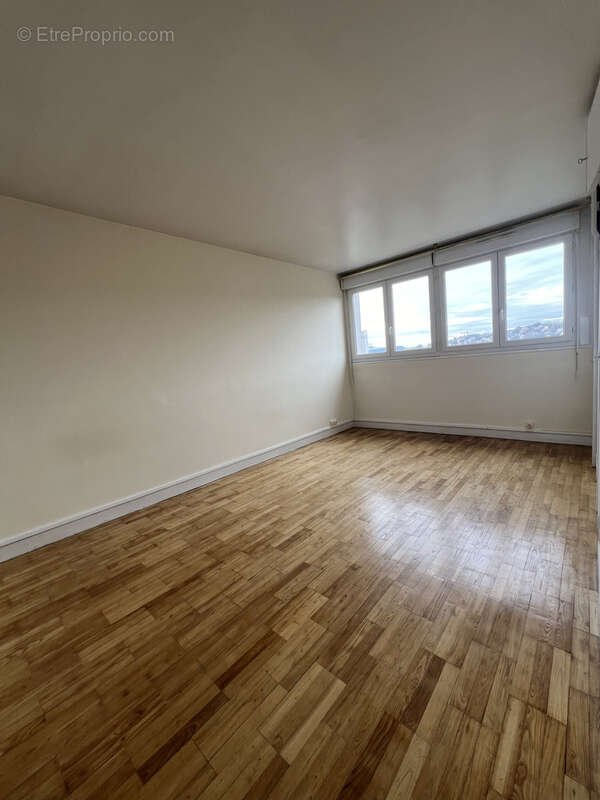 Appartement à BAGNOLS-SUR-CEZE