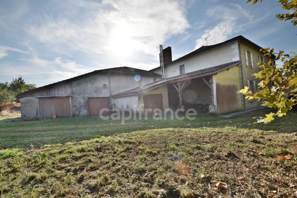 Corps de ferme surface habitable 300m2 - 6 chambres - dépendances - photo 14