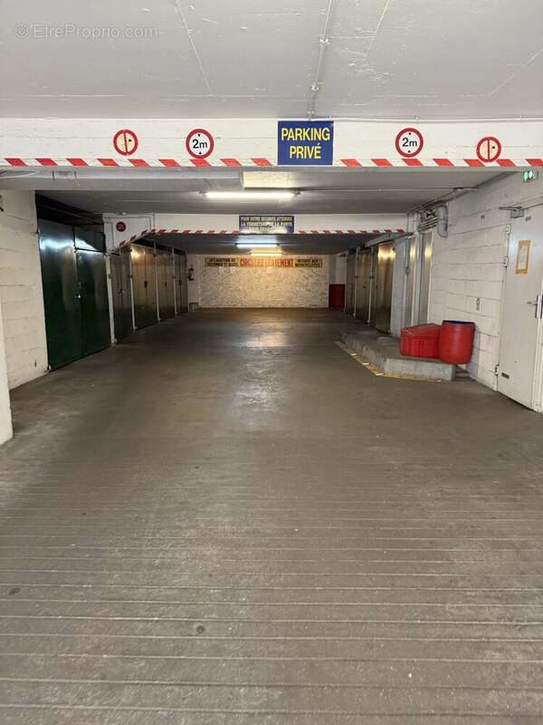 Parking à PARIS-17E