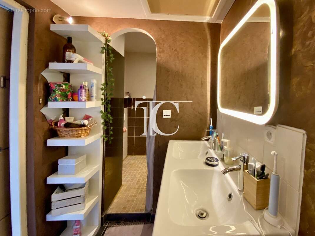 Sud barjac, maison de village de caractere, 178m2, 3 chambres, piscine, jardin 960m2 - photo 10