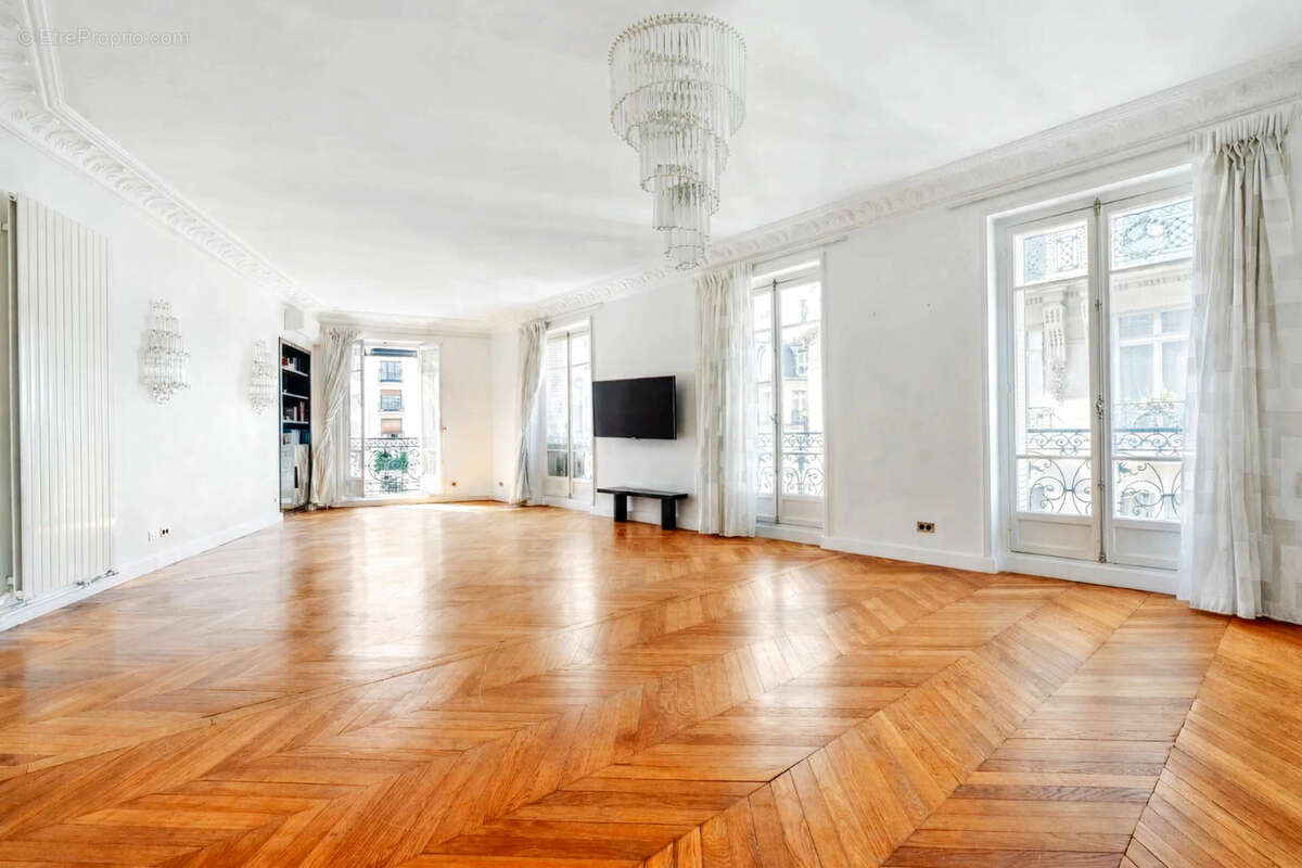 Appartement à PARIS-16E