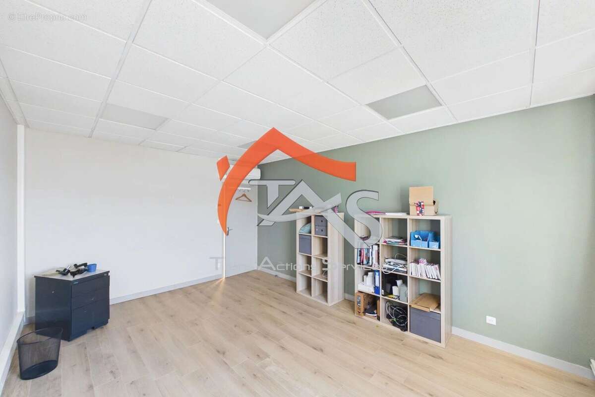 Commerce à SAINT-PRIEST-EN-JAREZ