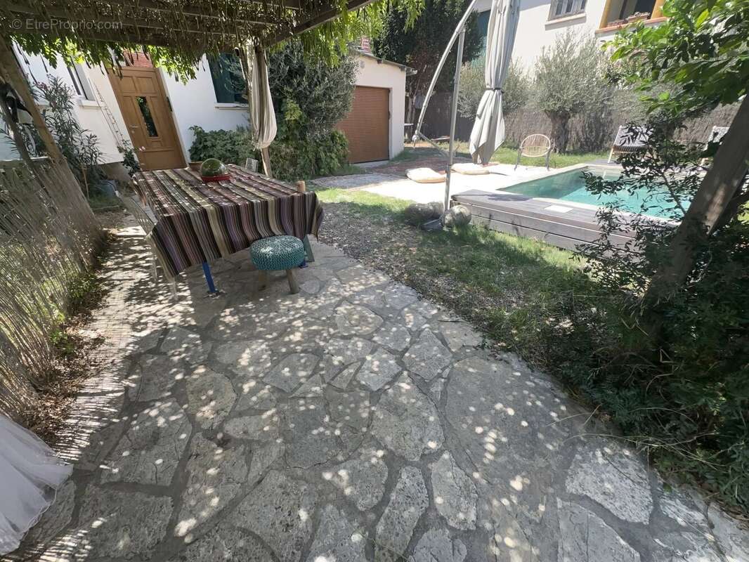 Mas en centre ville à Perpignan, jardin luxuriant, piscine, garage. - photo 2