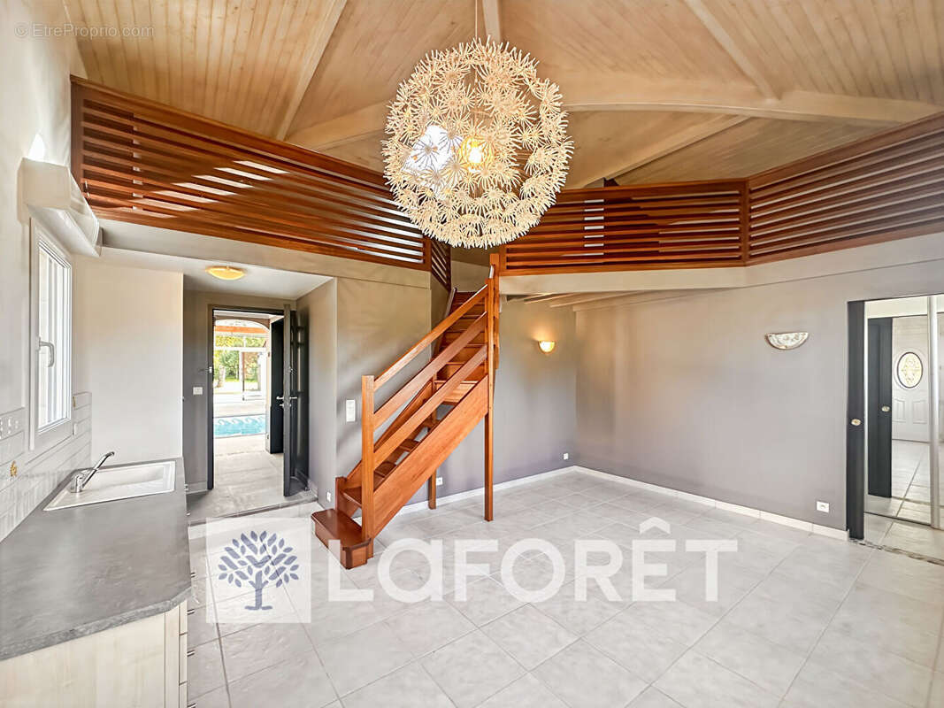 Villa d'architecte avec parc boisé, logement annexe et piscine intérieure en Charente-Maritime à 35 minutes de ROYAN (17200) et  - photo 14