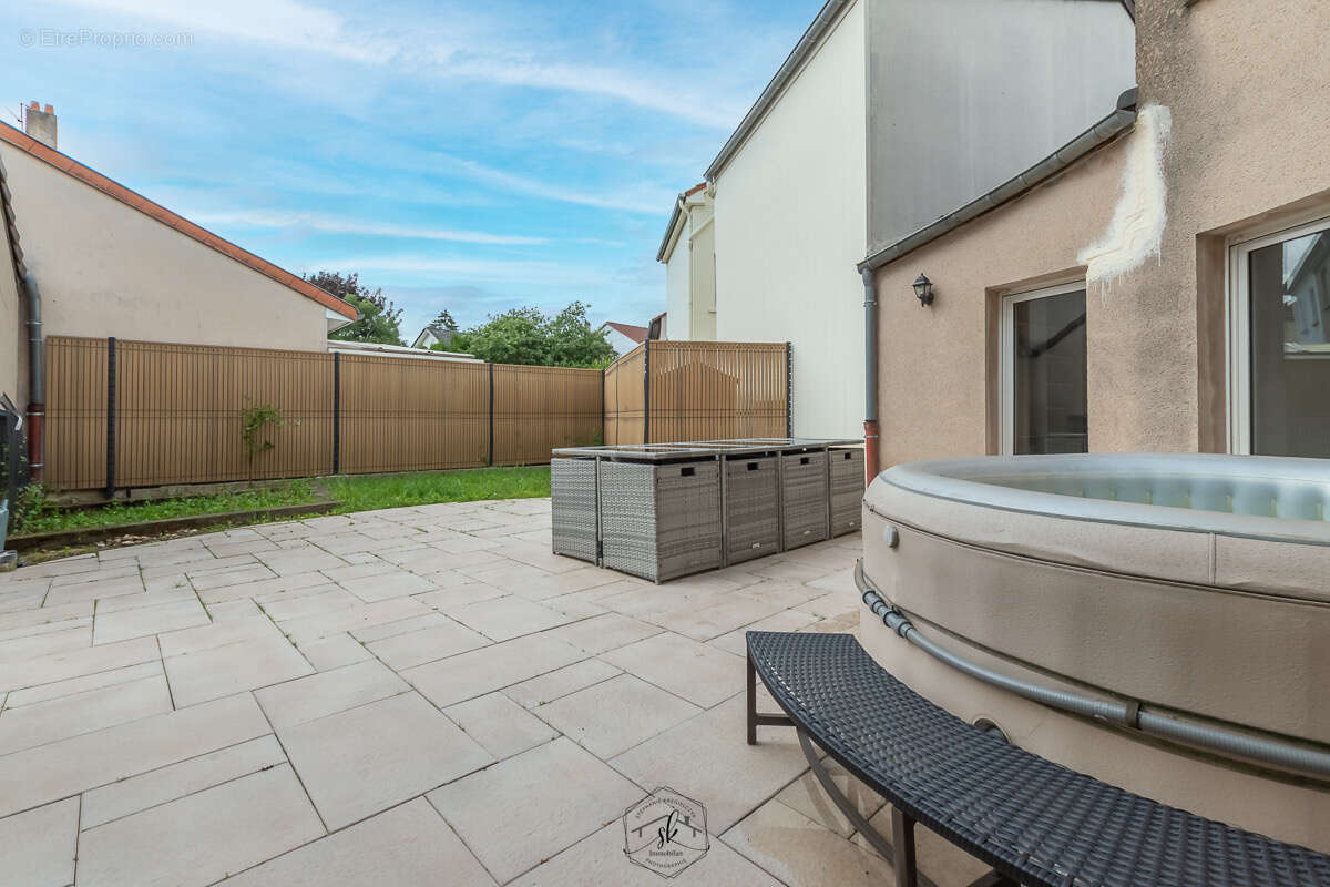 Maison d'architecte de 300m2 sur un terrain de 5.79 ares avec jardin et garage - photo 22