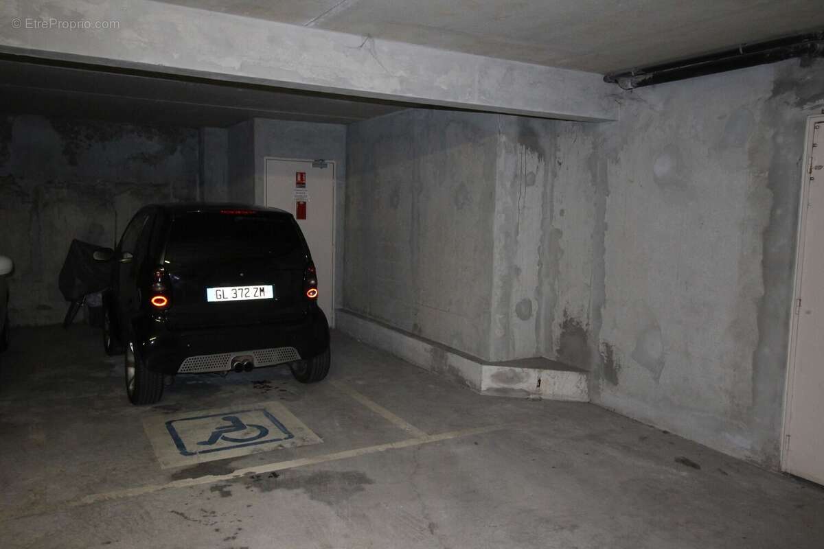 Parking à SAINT-LAURENT-DU-VAR