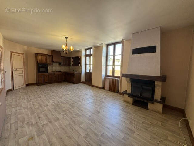 EXCLUSIVITE à AUTUN, T5 avec grandes dépendances, garage et cour. - photo 4