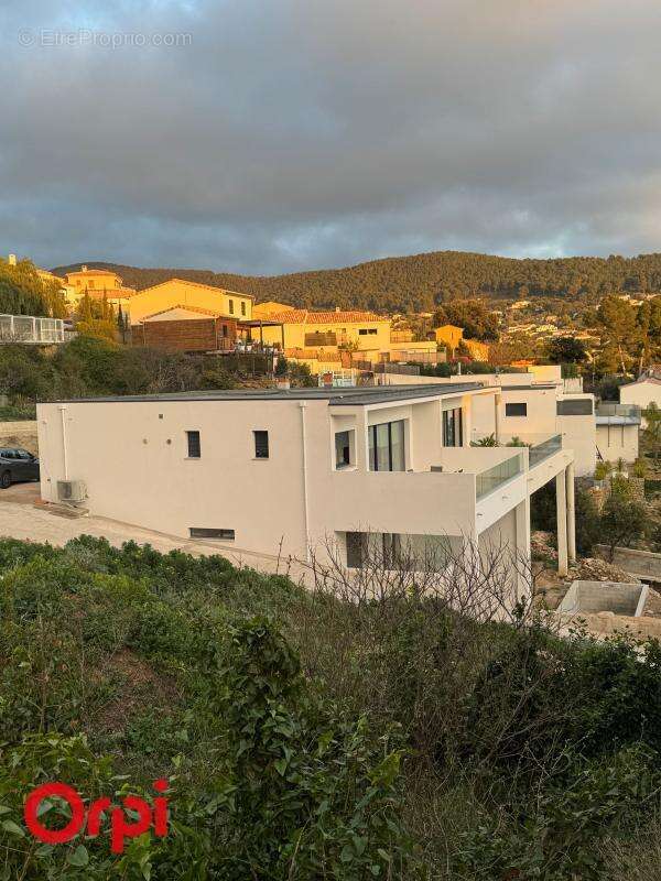 Maison à CEYRESTE
