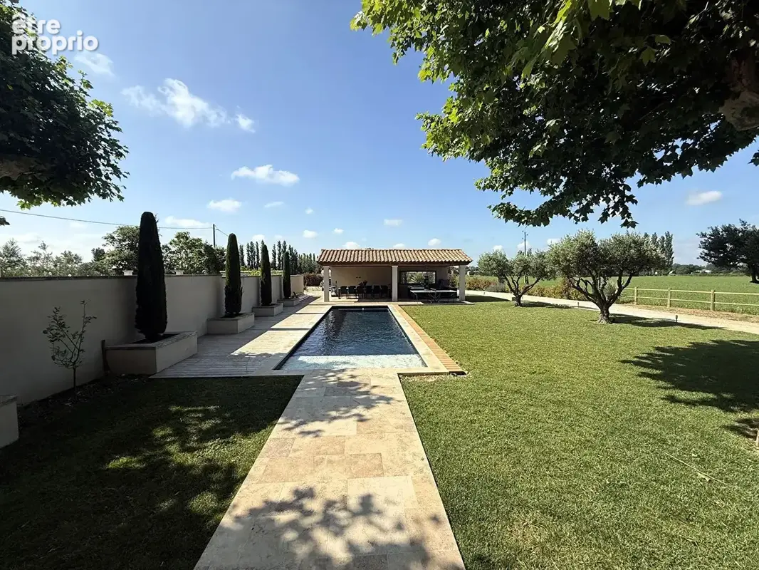 Raphèle-lès-Arles Mas de charme rénové avec piscine, beaux volumes et terrain arboré - photo 2