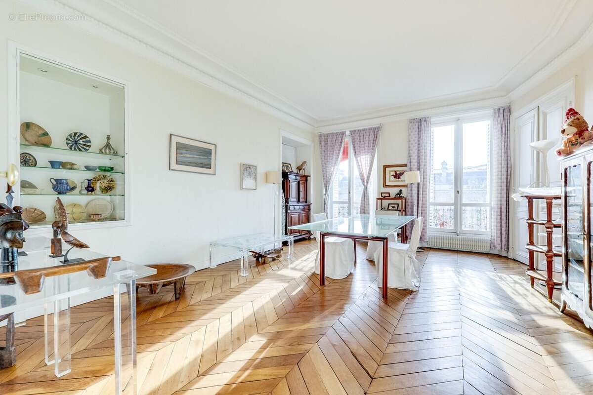 Appartement à PARIS-8E