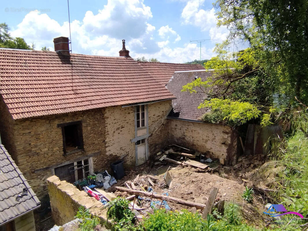 FACADE ARRIERE AVEC JARDIN - Maison à SAINT-PRIEST-LA-MARCHE