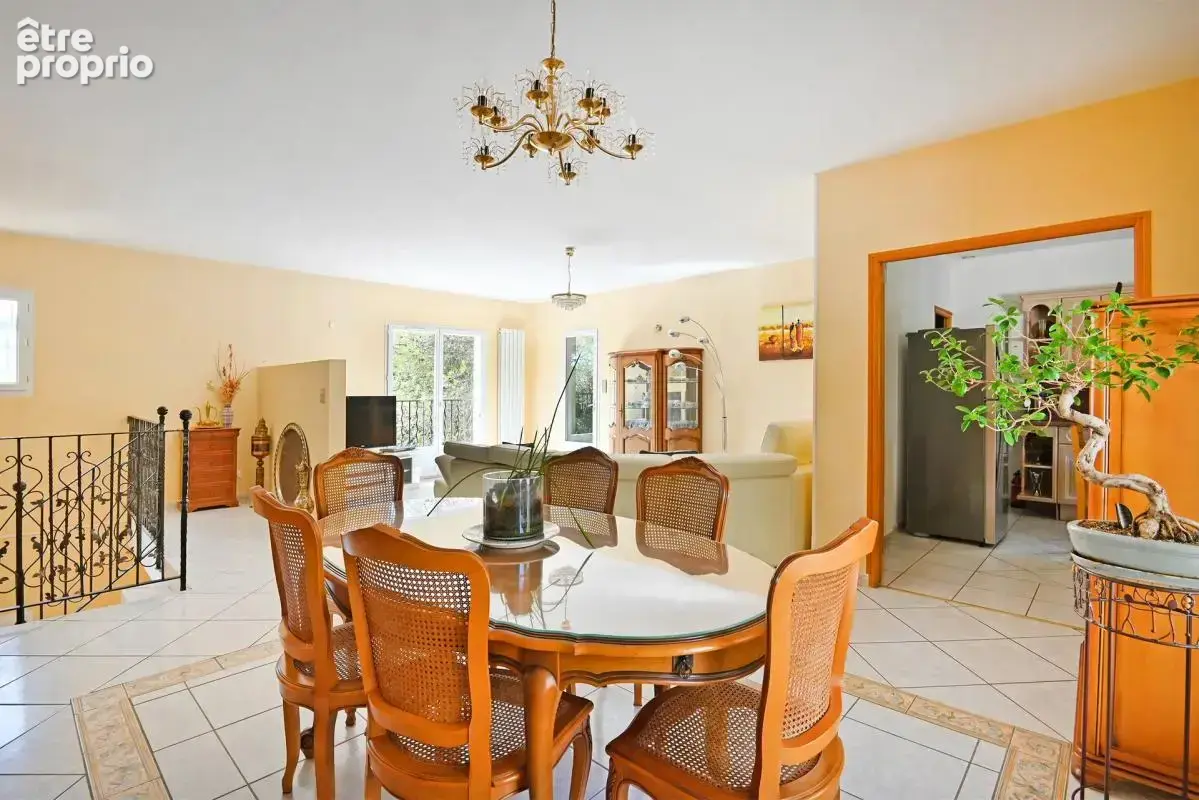 Maison de 11 pièces d'environ 130 m² à Nîmes avec piscine - photo 4