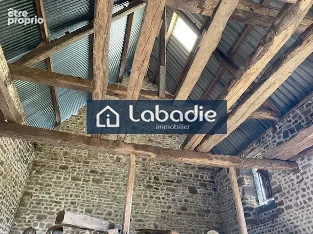 A proximité d'un bourg tous commerces, un beau bâtiment en pierres à rénover, terrain de 3128m2. - photo 23