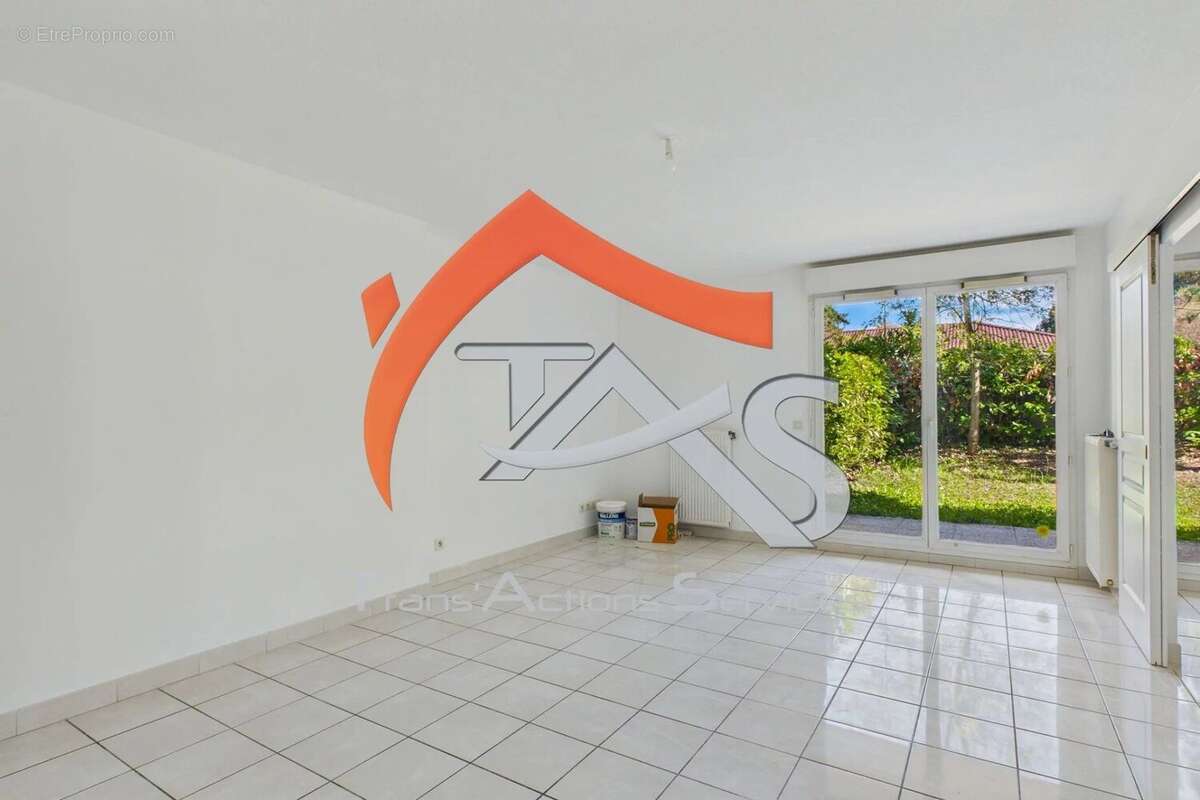 Appartement à LES ROCHES-DE-CONDRIEU