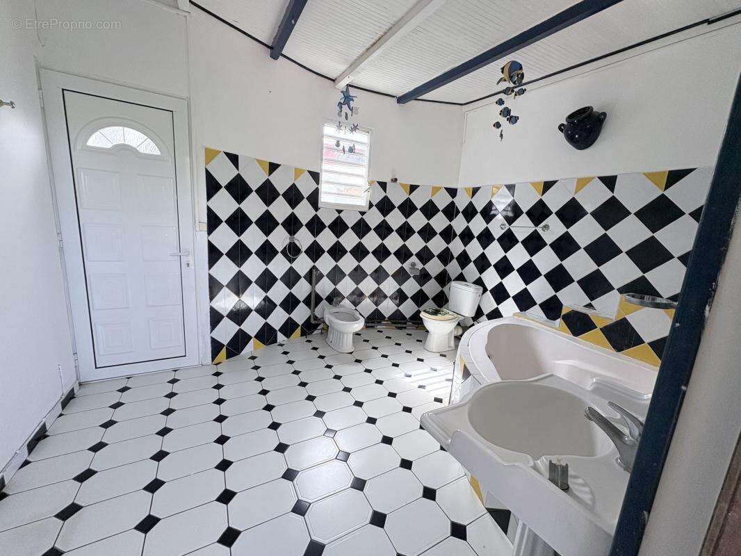 A VENDRE : VILLA F9 à Trois Rivière (97114) - photo 4