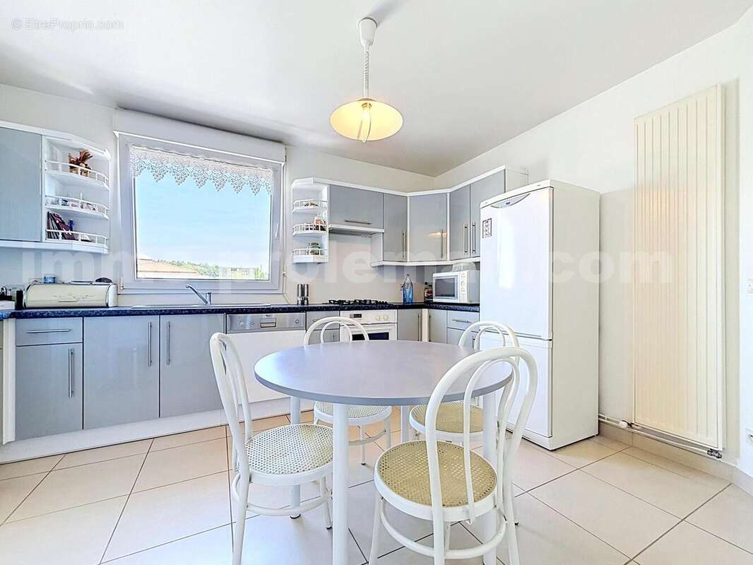 Appartement_T4_Annemasse_transformé_en_T3_Proche_Genève_Ceva_tram_Suisse_investissement_hyper_centre_Séjour_balcon_vue_cuisine_ - Appartement à ANNEMASSE