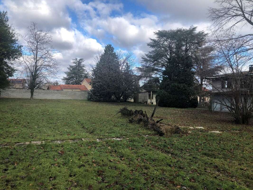 Terrain à VENISSIEUX